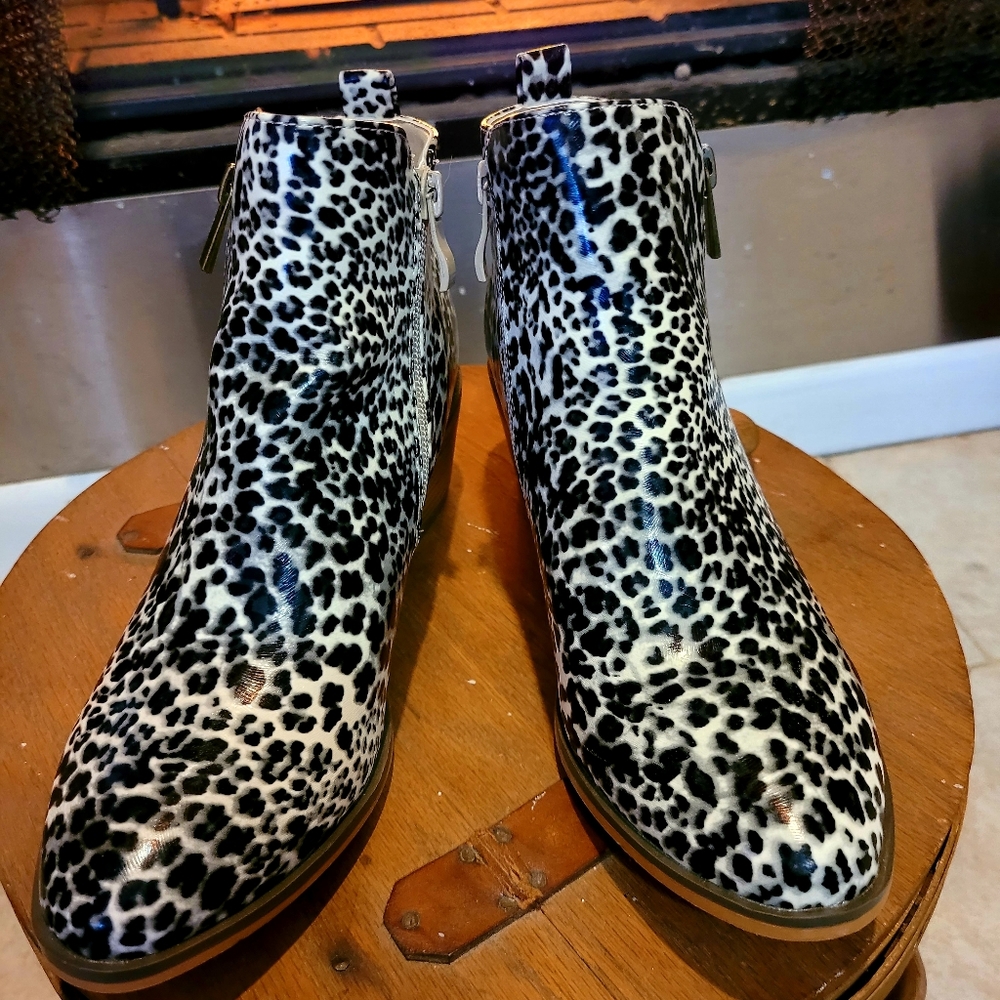 Black & White Leopard booties NWOT sz 7.5